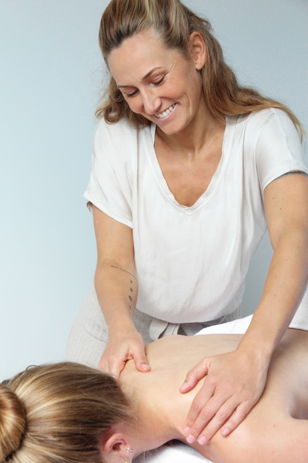 liefdevolle aanraking de kracht van knuffelhormoon energetische massage ontspanningsmassage ontspanning